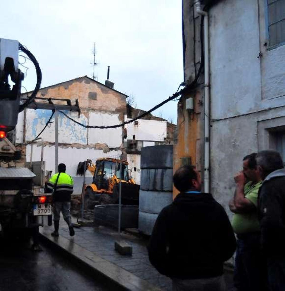 Desalojan a una familia de Pontecesures por el riesgo de derrumbe de su vivienda