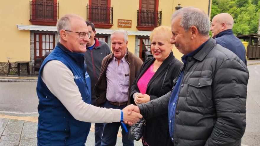 Diego Canga, con su chaleco de campaña, saluda a varios vecinos en Ibias.