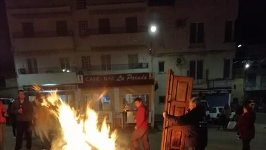 Una docena de hogueras en la noche lograsana