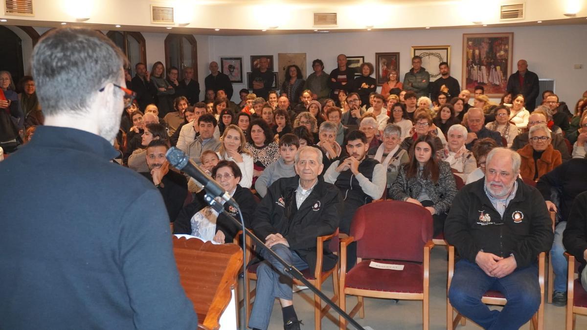 El público llenó la sala de Ca na Vallespina para asistir al acto inicial de las fiestas.