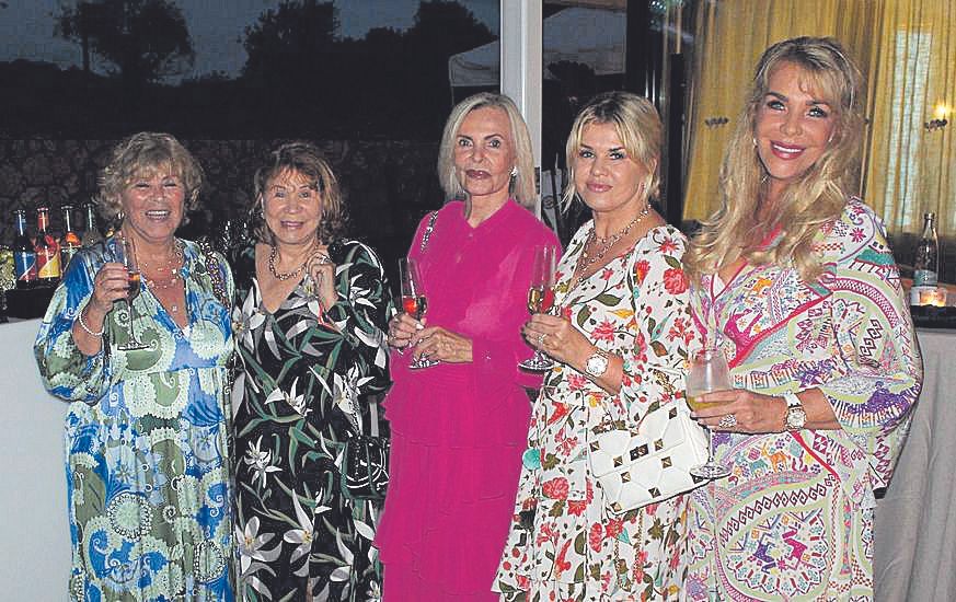 Corinna Schumacher (2a por la dcha.) junto a unas amigas.