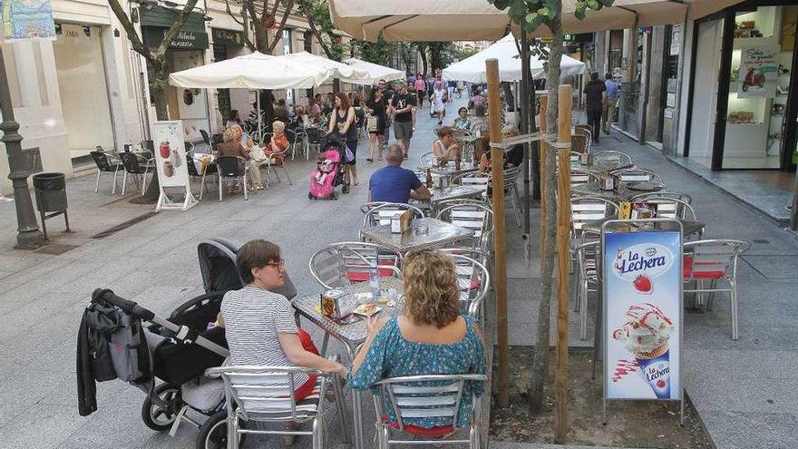 Una de las terrazas en la zona peatonal del centro de la ciudad. // Iñaki Osorio