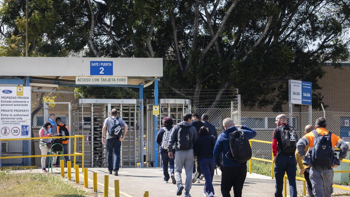 Trabajadores de Ford Almussafes, en las puertas de acceso a la factoría, en una imagen de archivo.