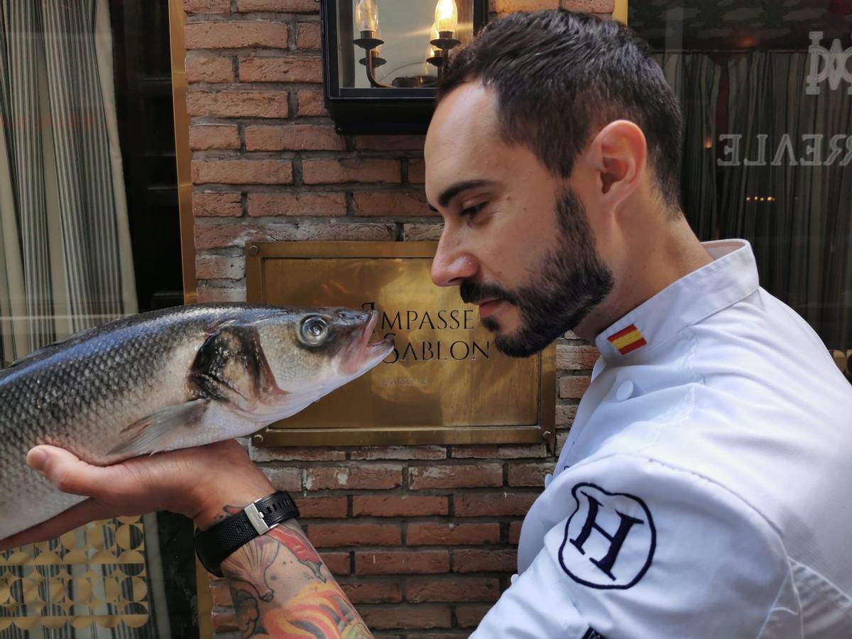 Adrián Mancheño, con una lubina.