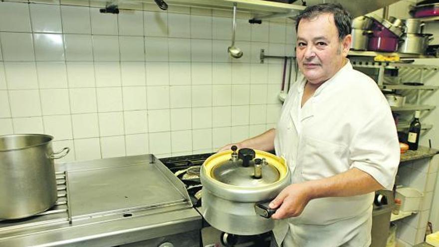 Ángel Cerezo, en su restaurante de La Guía.