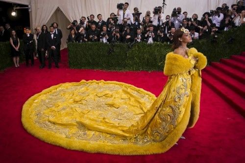 La cantante Rihanna ha sorprendido en la gala MET con un vestido que en las redes sociales muchos usuarios han definido como una tortilla o una pizza