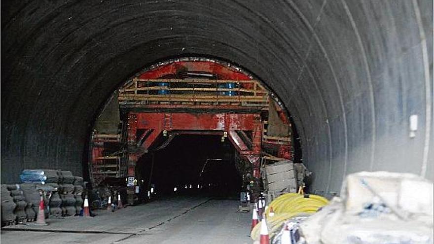 Fa gairebé un mes que les màquines van deixar de treballar al túnel del TAV de Santa Llogaia del Terri i el van deixar en aquest estat.