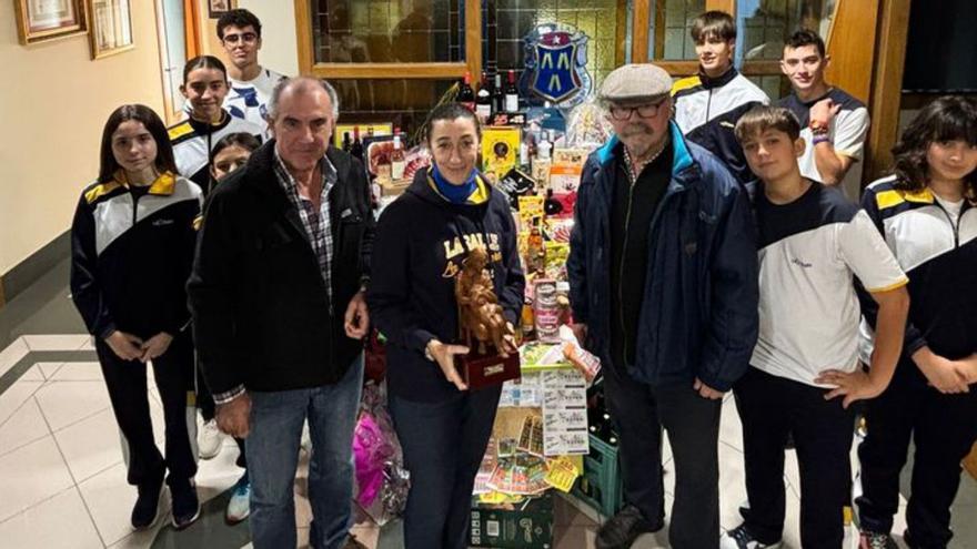 Luelmo, en el centro, con alumnos y docentes de La Salle. |