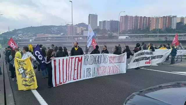 Los maestros cortan la C-17 a la altura de Montcada i Reixac