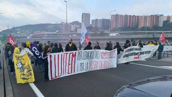 Huelga de profesores, en directo: última hora de la convocatoria, cortes en carreteras y servicios mínimos