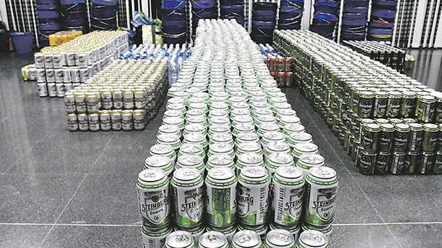 Las latas de cerveza y las botellas de agua incautadas por el GAP.