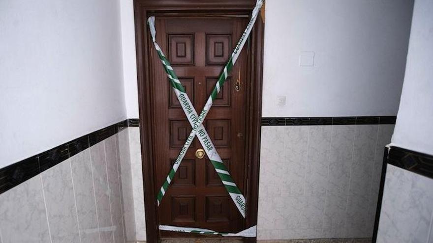 Fotografía de la puerta del piso donde vivía el niño de 3 años fallecido al precipitarse al vacío a un patio interior desde una ventana en la localidad malagueña de Coín, y cuya madre continúa detenida tras la denuncia de los abuelos maternos.