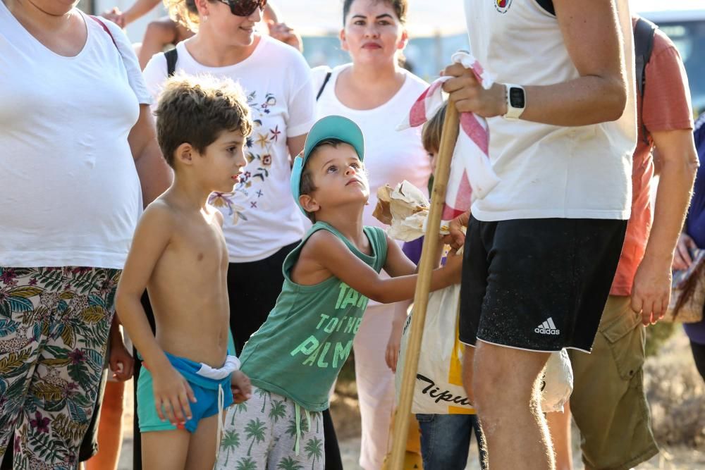 Para celebrar la conquista catalana de Ibiza que se produjo el 8 de agosto de 1235, ibicencos, visitantes y residentes se divirtieron ayer por la tarde en Puig des Molins