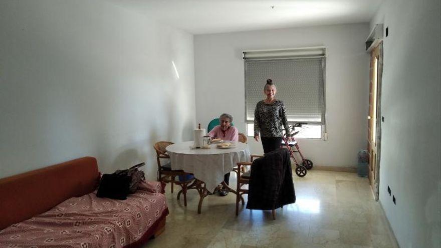 Ylda, de 87 años, y su hija Dolores, en el piso inacabado que habitan y tienen limpísimo. 