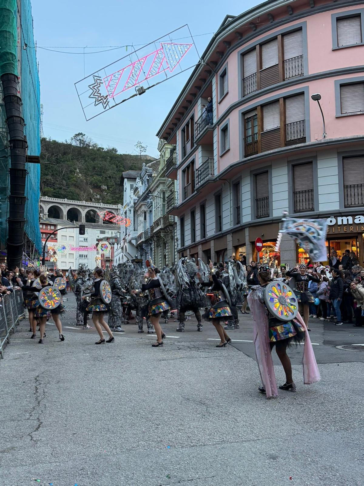 Luarca se llena de monumentos en un carnaval de récord