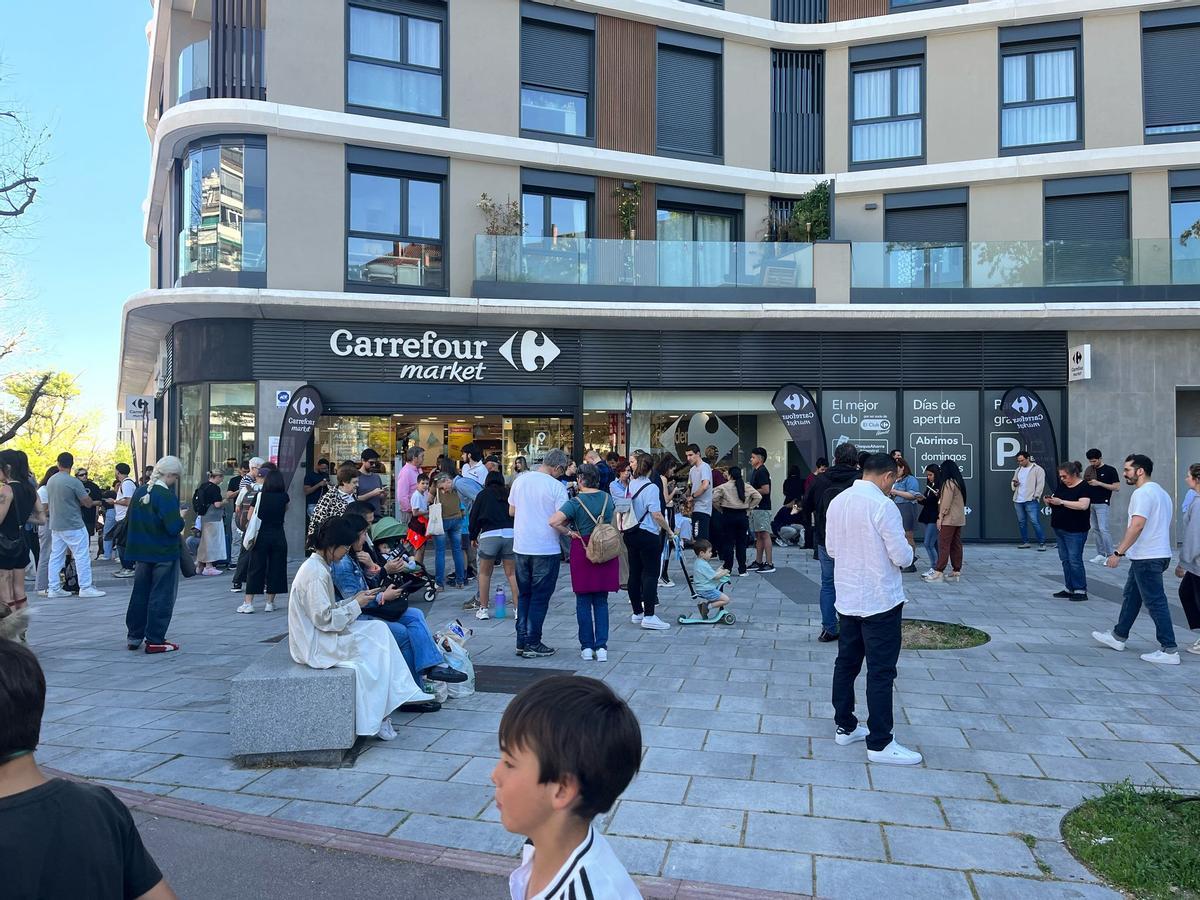 Gente arremolinándose para usar el wifi en el Carrefour de Paseo de Pontones,