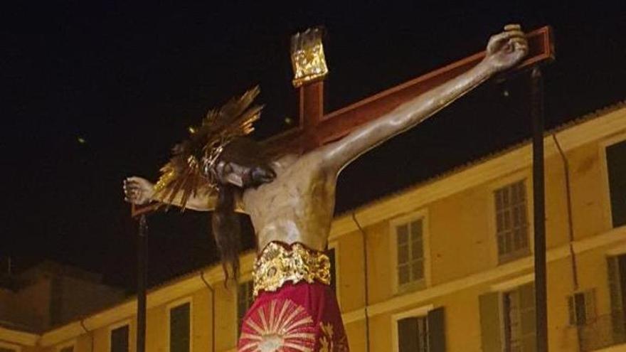 Es war schon mitten in der Nacht, als der Crist de la Sang beim Ende der Prozession ankam.