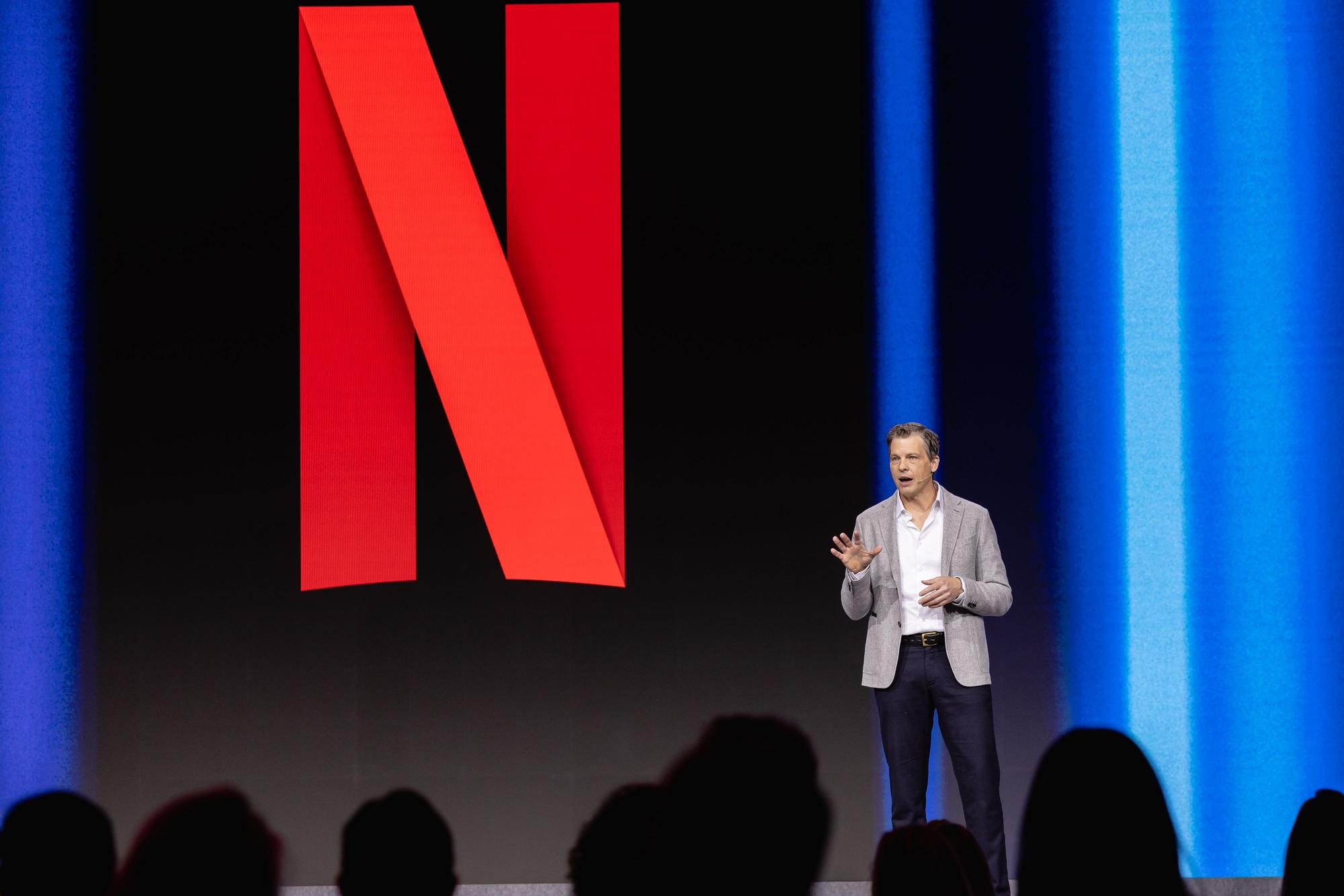 Greg Peters, nuevo co-CEO de Netflix durante su conferencia en el Mobile