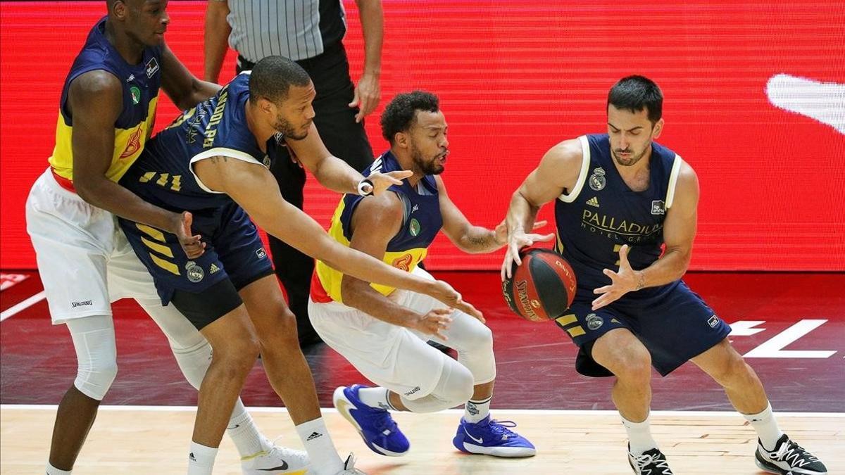 El base madridista Campazzo intenta controlar el blaón ante Senglin en una acción del partido