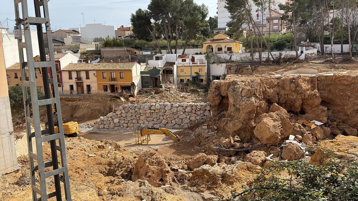 Chiva derriba 30 casas afectadas por la riada de octubre