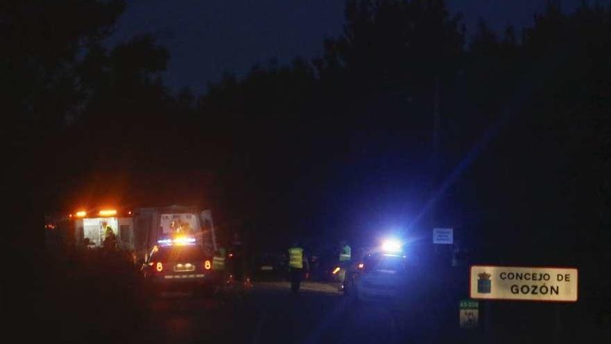 Los servicios médicos y la Policía Local, ayer, en el lugar del accidente.