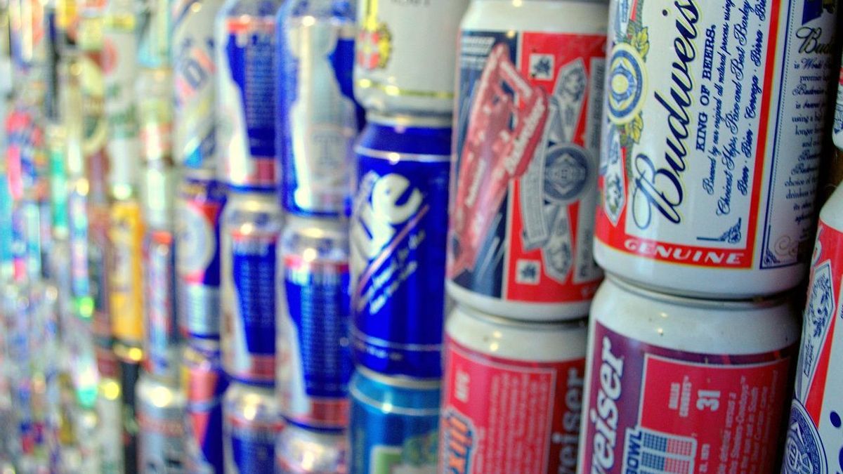 Varias latas de cerveza apiñadas