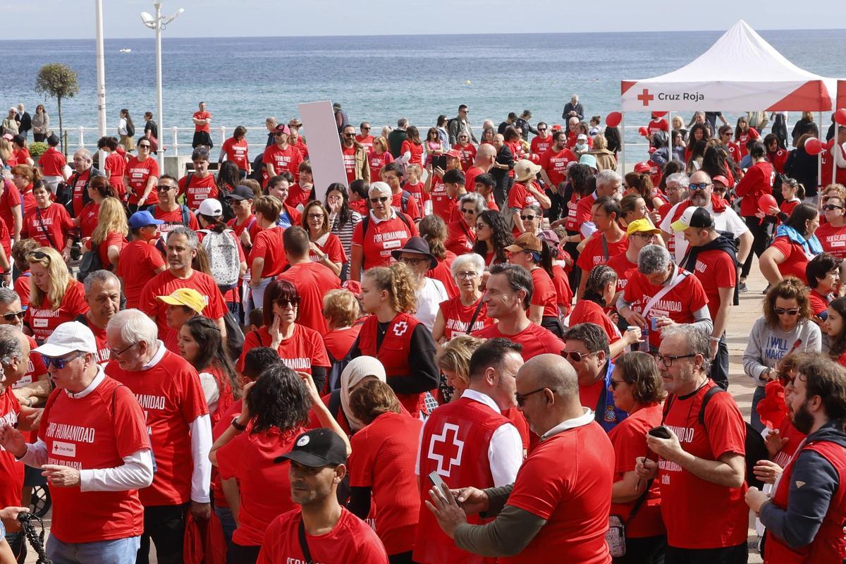 La tercera Marcha Solidaria de la Cruz Roja de Gijón, en imágenes