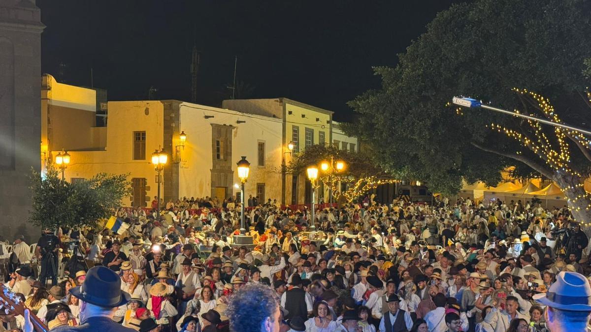 Tenderete en la plaza de San Juan de Telde por el Día de Canarias