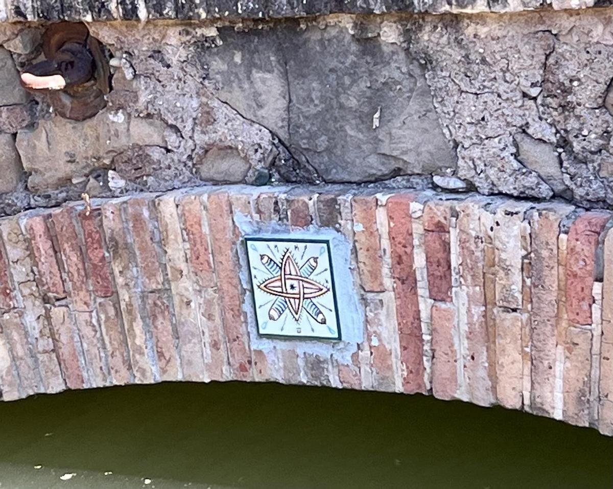 El pontetat encara amb la rajola eròtica
