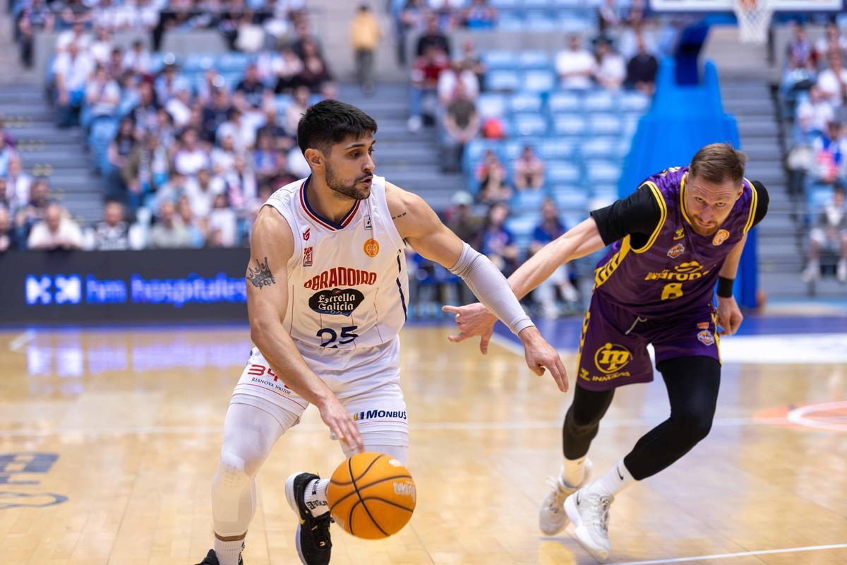 El Obradoiro arrasa en la 'guerra' con el Palencia El Obradoiro arrasa en la 'guerra' con el Palencia