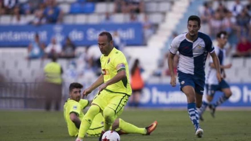 Nino se lleva un balón, con Javi Flores en el suelo, el pasado domingo en Sabadell.