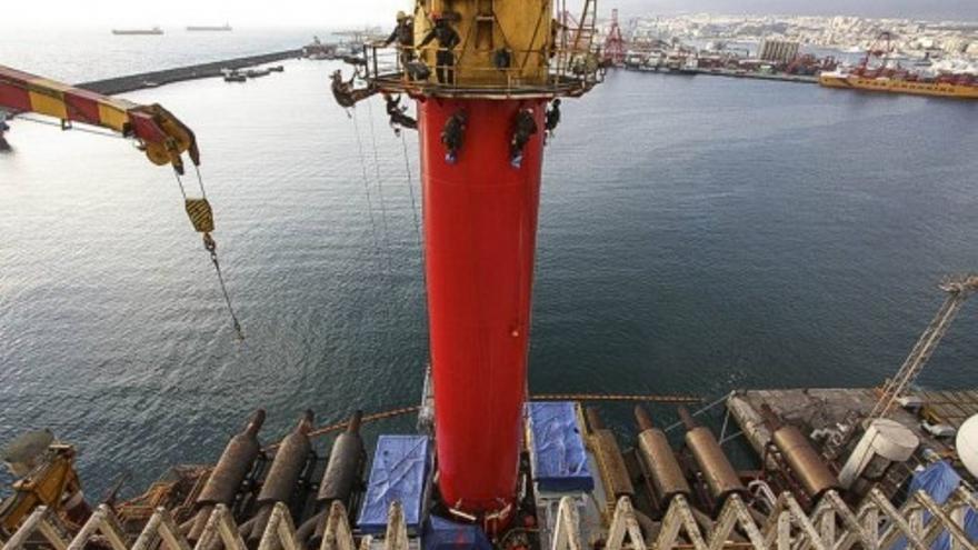 Los especialistas de Área Vertical trabajan en las plataformas del Puerto