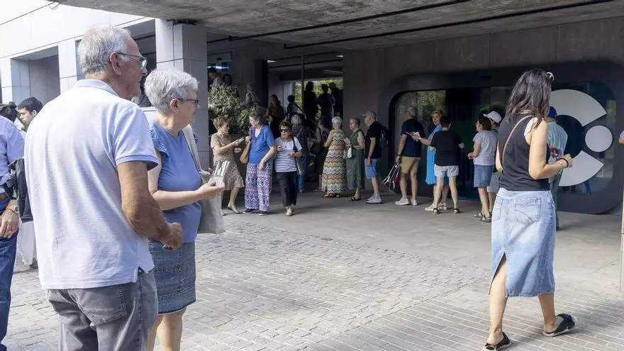 Largas colas desde primera hora de la mañana para conseguir entradas del Concierto de Hogueras de INFORMACIÓN