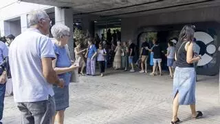 Largas colas desde primera hora de la mañana para conseguir entradas del Concierto de Hogueras de INFORMACIÓN