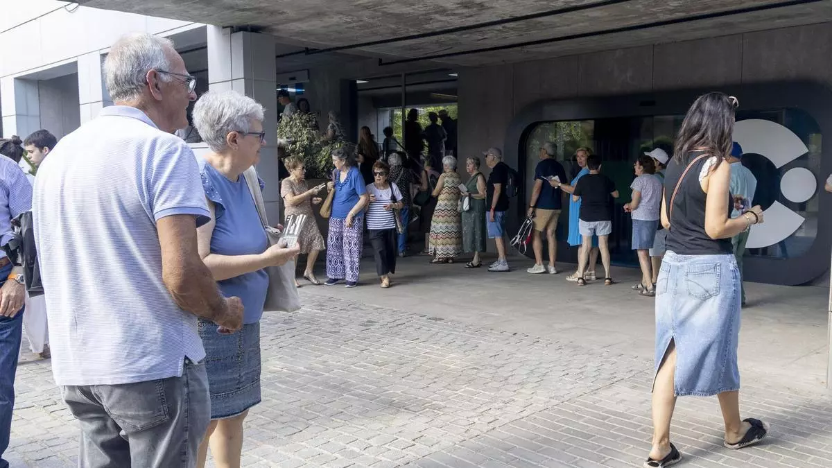 Largas colas desde primera hora de la mañana para conseguir entradas del Concierto de Hogueras de INFORMACIÓN
