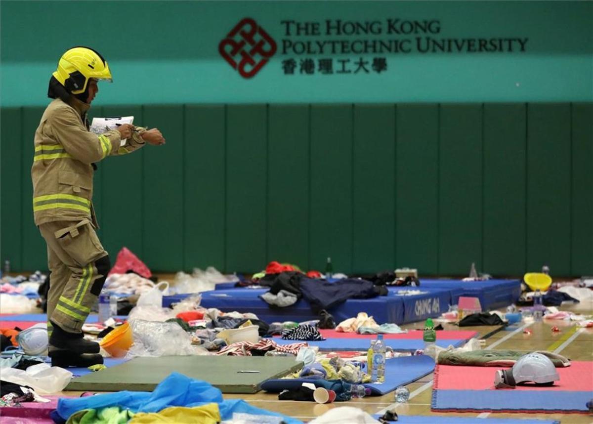 hong-kong-policia-universidad