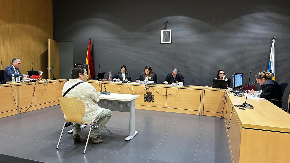 La acusada, de espaldas, en el juicio de la Audiencia Provincial de Las Palmas.