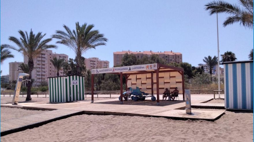 Zona de Playa Honda equipada con elementos y servicios de accesibilidad.