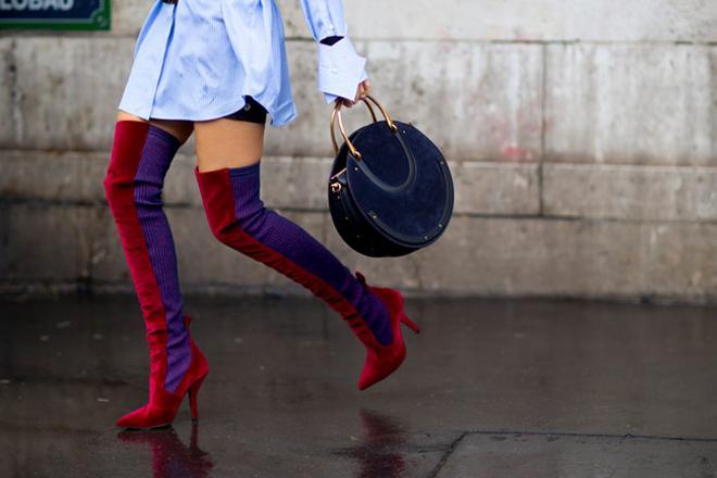 Botas bicolor XL de ante en el 'street style' de París
