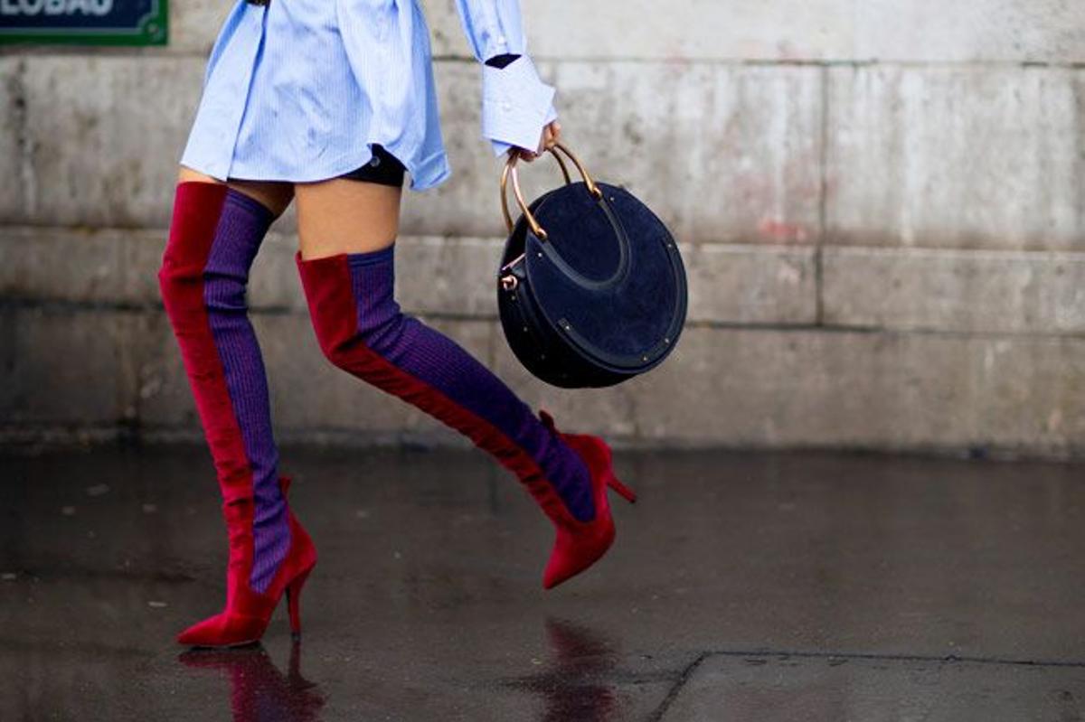 Botas bicolor XL de ante en el 'street style' de París