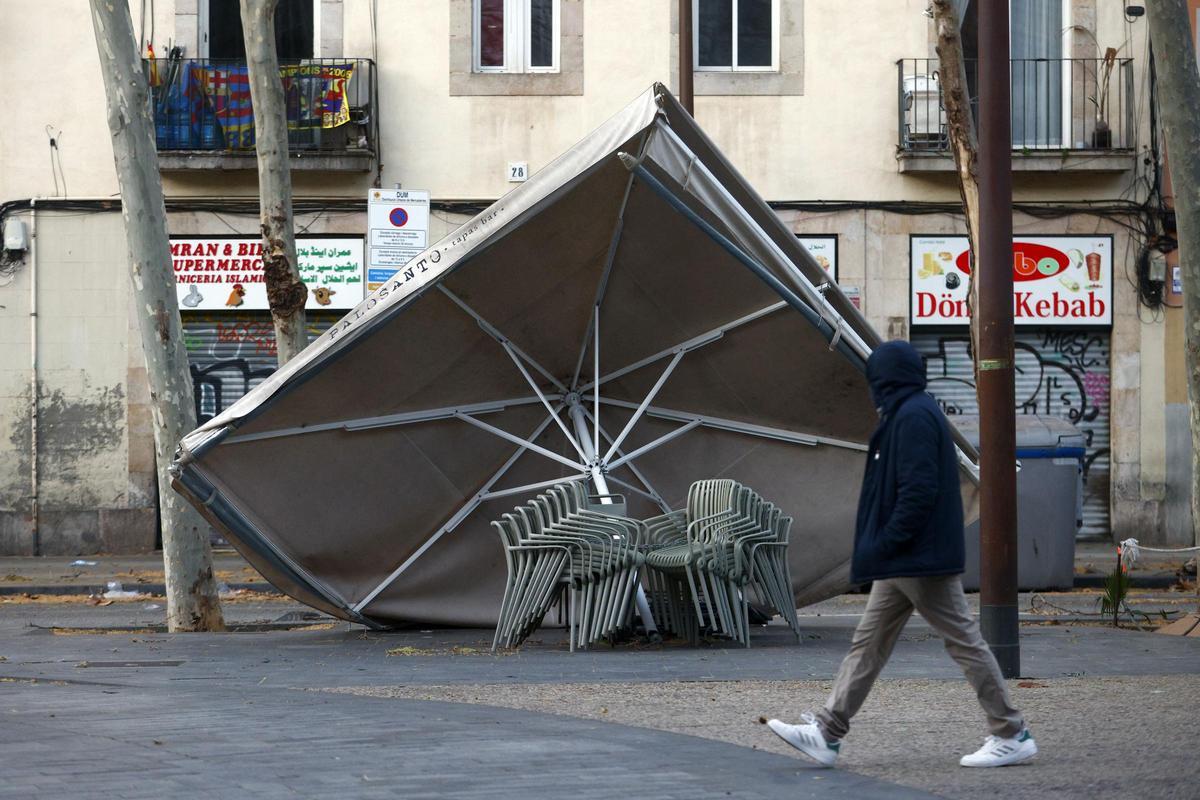 El vent provoca d'anys a una terrassa.