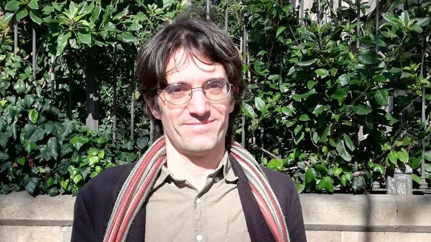 Raül Garrigasait, davant de la façana de la Universitat de Barcelona, on imparteix classes