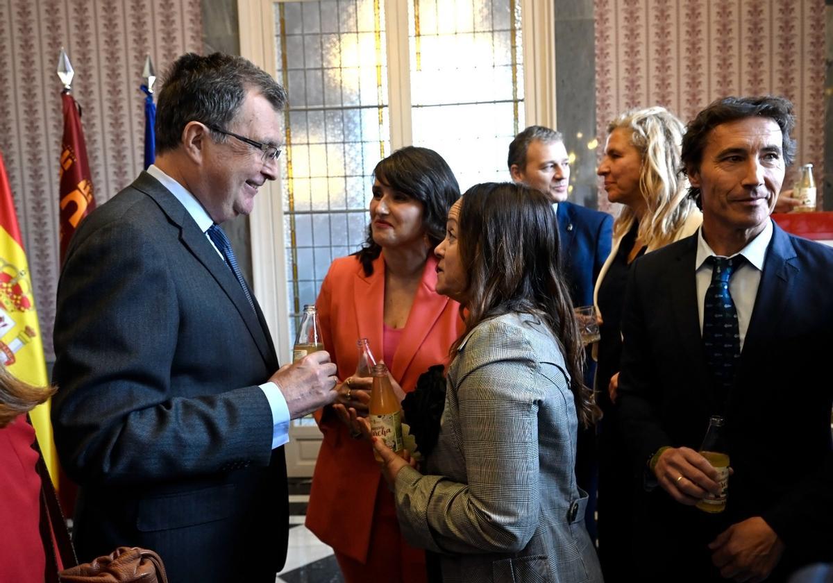 El alcalde de Murcia, José Ballesta, prueba la kombucha ‘Marca Murcia' que conmemora el 1.200aniversario de la fundación de la ciudad.
