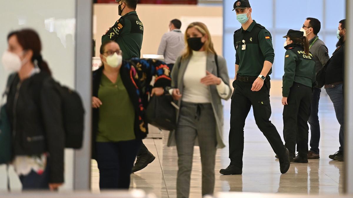 Varias personas en el aeropuerto de Barajas.