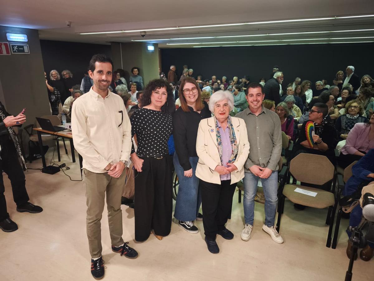 Por la izquierda, Alejandro Farpón, Begoña Collado, Aridane Cuevas, Paca Sauquillo y Javier Suárez Llana, en la ceremonia de entrega del XXXI Premio Pasionaria.