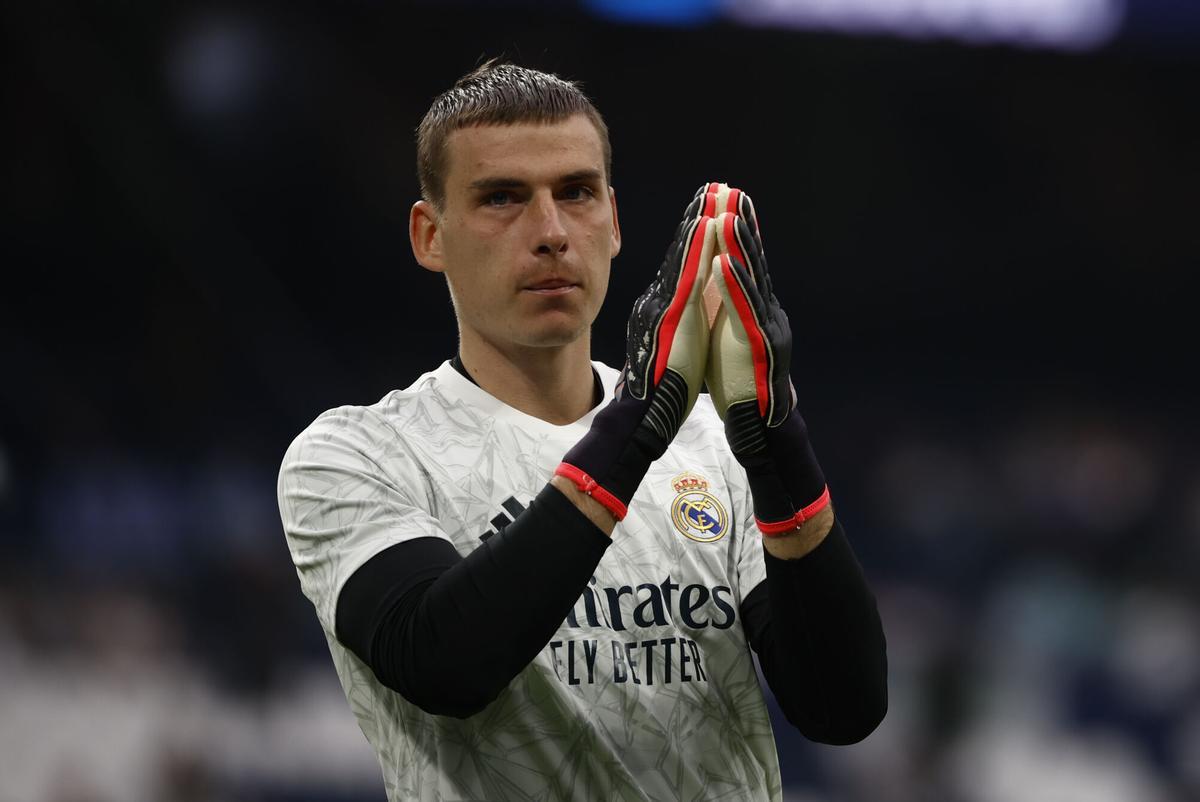 Lunin en el calentamiento previo a un partido de Liga