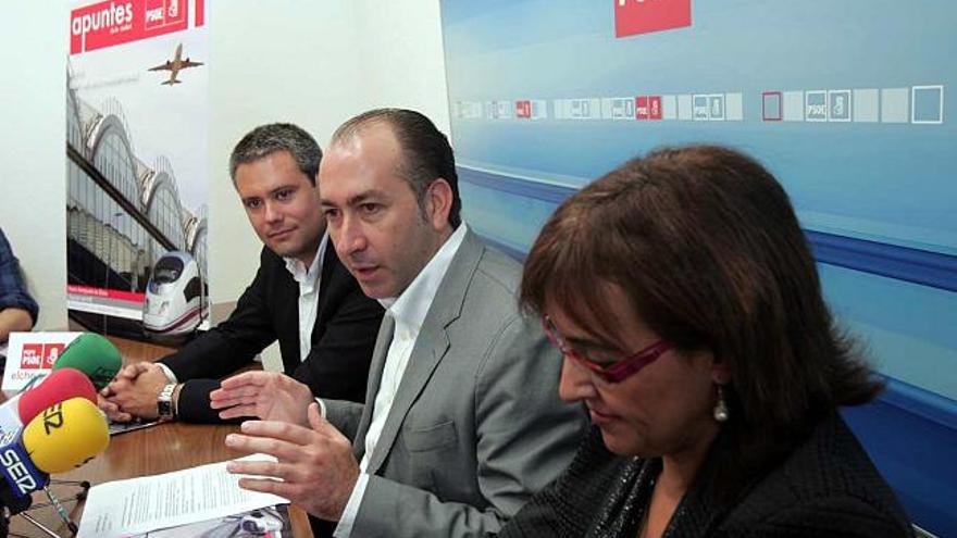 Soler, en el centro y acompañado por Alejandro Pérez y Modesta Salazar, en la comparecencia de ayer como secretario del PSOE.