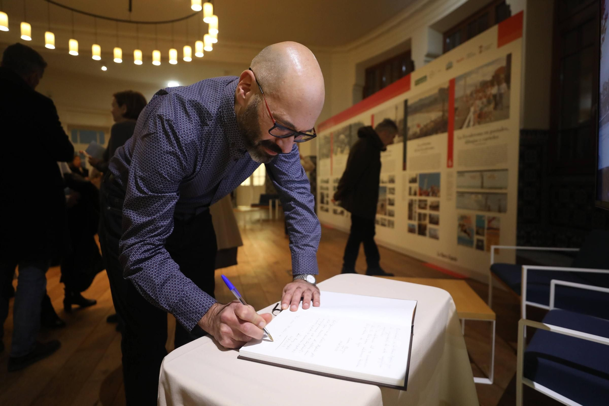 Visitantes en la exposición "Guardianes del tiempo" organizada por LA NUEVA ESPAÑA