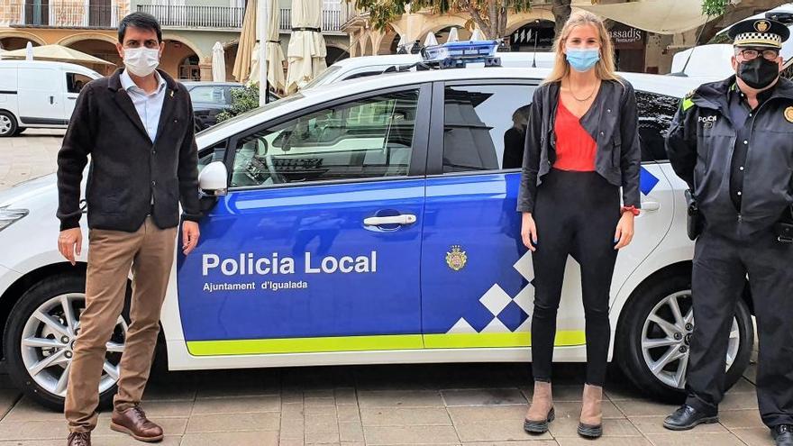 L&#039;alcalde, Marc Castells, la regidora Carlota Carner amb el cap de la policia, Jordi Dalmases amb un nou vehicle