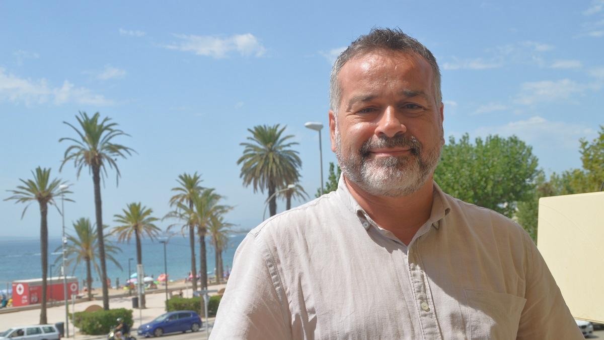 Fèlix Llorens en el balcó de l’Oficina de Turisme i Promoció Econòmica, davant del Passeig de Roses.